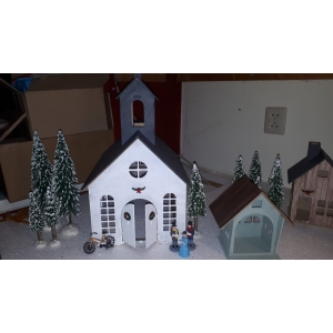 (Kerst)Kerk groot , met openslaande deurtjes  